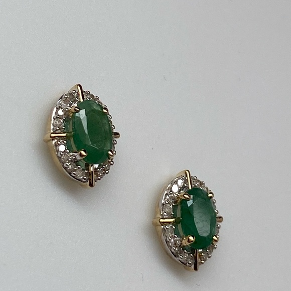 10K Yellow Gold Oval Shape Emerald and 0.10ct twt Diamond Stud Earrings NEW - Picture 2 of 11